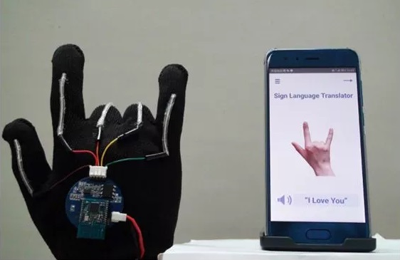 Prototyp rukavice so senzormi pre prekladanie znakovej reči.
