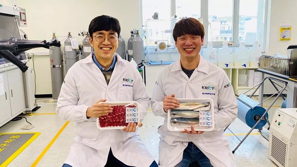 Kórejskí vedci so vzorkami potravín , na ktorých su nalepené novo vyvinuté nálepky.