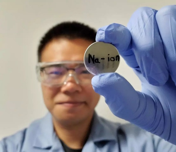 Vedci z Washingtonskej štátnej univerzity prišli s návrhom sodíkovo-iónovej batérie, ktorá funguje porovnateľne ako niektoré súčasné Li-ion batérie na trhu.