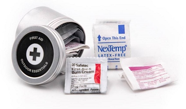 Do zásobníka VSSL Firt Aid Mini sa dajú ukladať okrúhle plechovky, ktoré sú naplnené rôznymi druhmi výrobkov prvej pomoci.