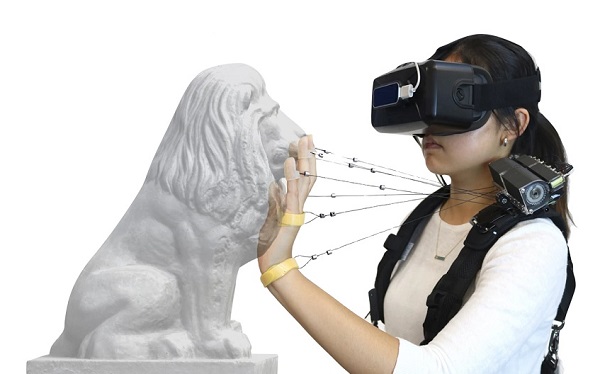 Prototyp systému Wireality pre simuláciu dotyku vo virtuálnej realite.