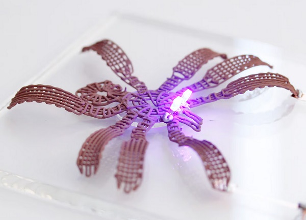 Elektricky vodivý pavúk vytlačený z kovového materiálu pri izbovej teplote.
