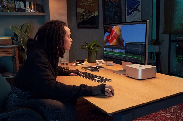 Stolný počítač Mac Studio a monitor Studio Display.