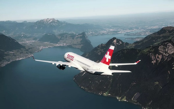 Medzinárodná letecká spoločnosť Swiss pokryje všetkých 12 svojich Boeingov 777 fóliou inšpirovanou žraločou kožou, ktorá dokáže znížiť odpor vzduchu a spotrebu paliva o viac ako 1 percento.