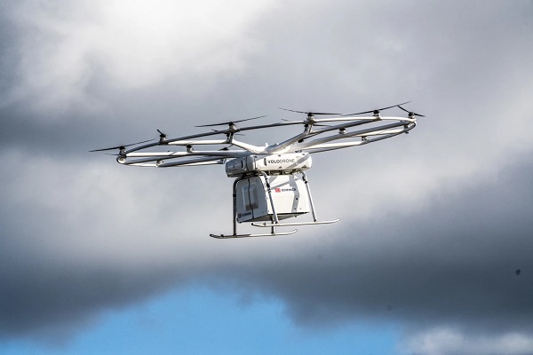 Nákladný dron Volocopter VoloDrone v akcii.