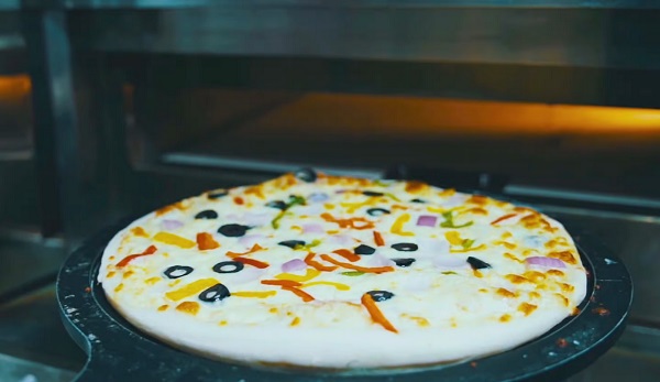 Prevádzkovatelia si môžu vybrať medzi rôznymi typmi pecí na pizzu, vrátane tradičných, dopravníkových a murovaných.