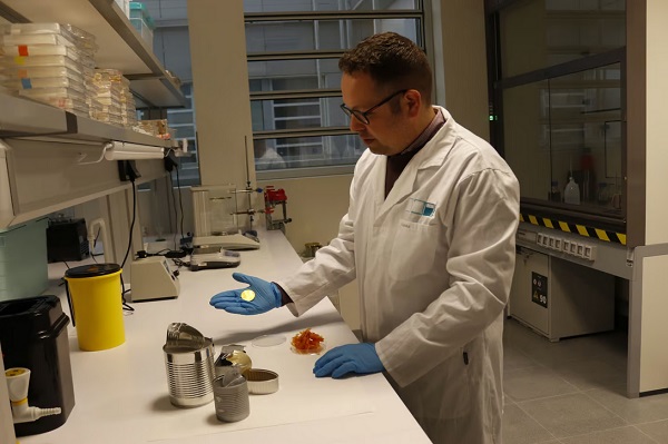 Alejandro Heredia pracuje s lakom získaným z paradajok v laboratóriu La Mayora.