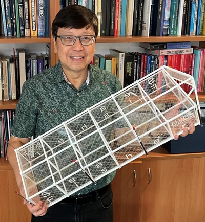 Profesor Chien Ming Wang s modelom rybej farmy SeaFisher.
