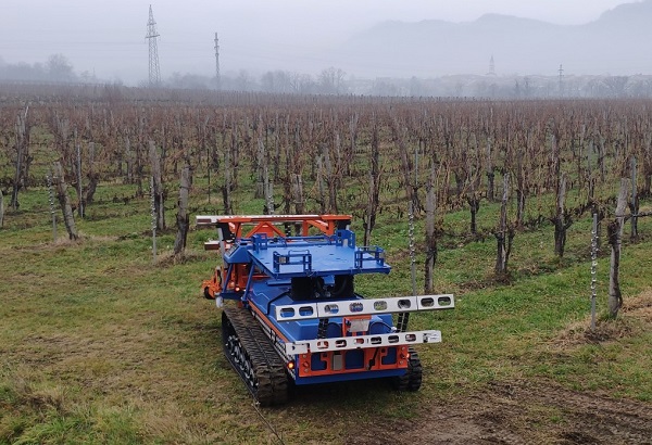 Poľnohospodárske autonómne robotické vozidlo s elektrickým pohonom Slopehelper.