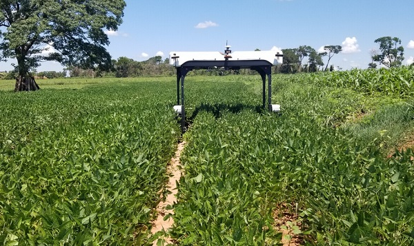 Poľnohospodársky autonómny robot Solix na monitorovanie plodín.