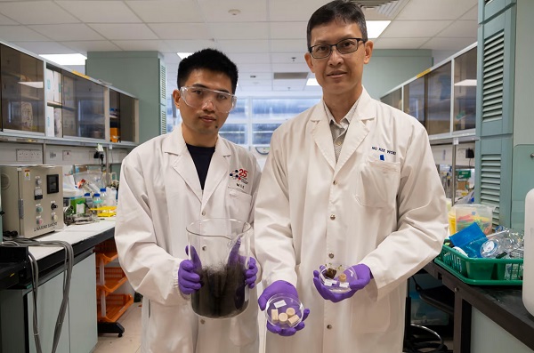 Dr. Zhao Zhitong (vľavo) a Prof. Ng Kee Woei, zobrazujúci vyradené ľudské vlasy a hotový výrobok.