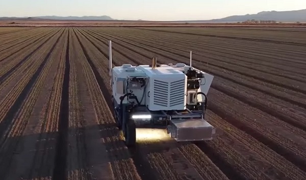Autonómny poľnohospodársky robot pre likvidovanie buriny Autonomous Weeder od spoločnosti Carbon Robotics.