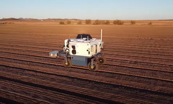 Autonómny poľnohospodársky robot pre likvidovanie buriny Autonomous Weeder od spoločnosti Carbon Robotics.