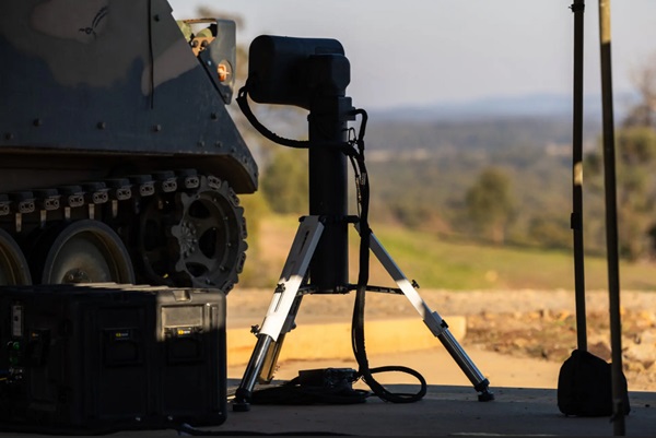 Laserový zbraňový systém proti dronom Fractl.