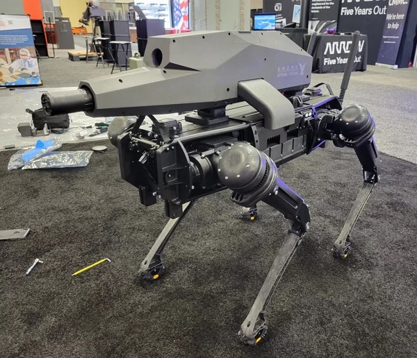 Bezobslužná puška na špeciálne účely SPUR namontovaná na robotickom psovi.