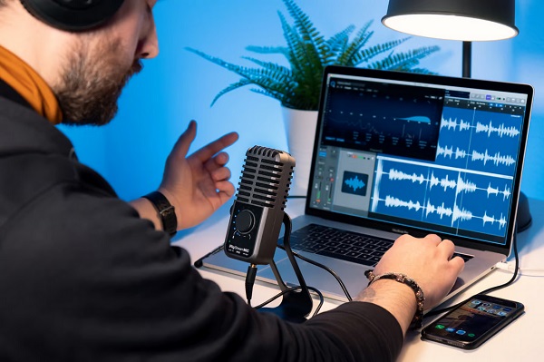 Kombinácia kondenzátorového mikrofónu a zvukového rozhrania iRig Stream Mic Pro.