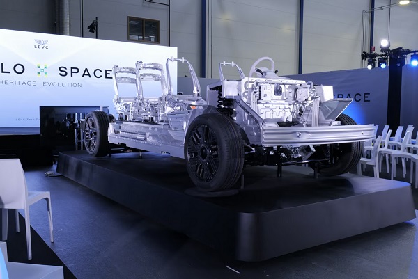Spoločnosť London Electric Vehicle Company a skupina Geely Holding Group vyvinuli a uviedli na trh flexibilnú platformu pre elektrické vozidlá s názvom Space Oriented Architecture.