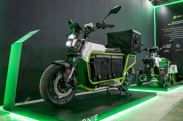 Nákladné elektrické motocykle PNY Ponie P2 a P3 (vzadu).