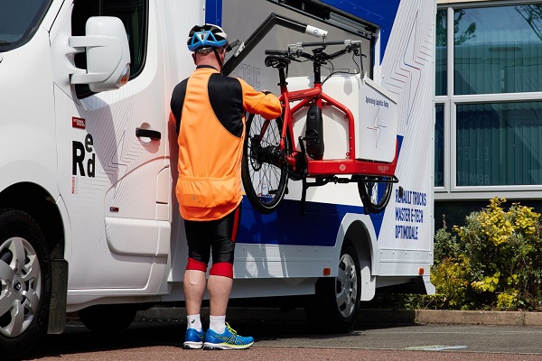 Súčasťou nákladného priestoru 3,5-tonového elektrického nákladného vozidla je úložný priestor pre elektrický nákladný bicykel Bullitt s dodávaným zdvihákom na bicykel.