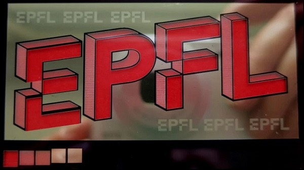 Logo EPFL, ktoré bolo vytlačené viacvrstvovou technológiou. Čierna bola vytvorená ponechaním všetkých vrstiev nedotknutých, priehľadné pozadie bolo vytvorené odstránením troch vrchných vrstiev a reflexná vrstva, ktorá odráža červený materiál umiestnený pred, vznikla odstránením vrchnej vrstvy.