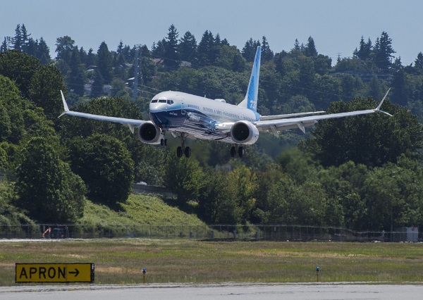 Lietadlo Boeing 737 MAX 10 pristáva po svojom prvom lete.