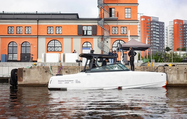 Prototyp hydrofoil elektrického člnu Candela C-8 Polestar Powered počas vytrvalostnej výzvy.