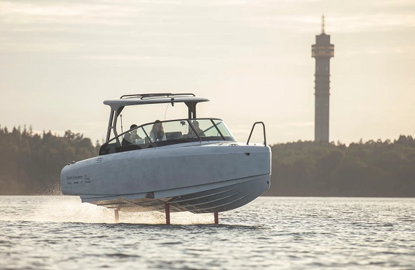 Prototyp hydrofoil elektrického člnu Candela C-8 Polestar Powered počas vytrvalostnej výzvy.
