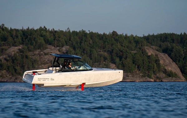 Prototyp hydrofoil elektrického člnu Candela C-8 Polestar Powered počas vytrvalostnej výzvy.