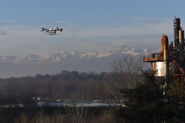 Dron FlyingBasket FB3 pre prepravu ťažkého nákladu zostal hlavne nad riekou.
