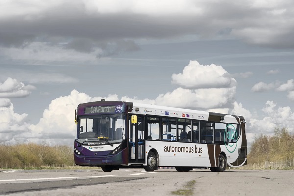 Testovanie na cestách bude prebiehať dva týždne predtým, ako sa neskôr v tomto roku začne prevádzkovať nová 14-kilometrová autobusová linka, na ktorej budú autonómne autobusy prepravovať cestujúcich cez most Forth Road Bridge v Škótsku.