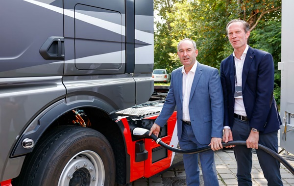 Bavorský štátny minister hospodárstva, regionálneho rozvoja a energetiky Hubert Aiwanger (vľavo) a člen predstavenstva pre výskum a vývoj spoločnosti MAN Truck & Bus Dr. Frederik Zohm pripájajú MAN eTruck na megawattový nabíjací systém v rámci prvej verejnej demonštrácie.