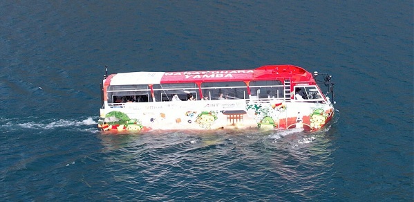 12-metrový autonómny obojživelný turistický autobus úspešne samostatne preplával 2 km dlhú trasu na priehrade Yanba za 30 minút.