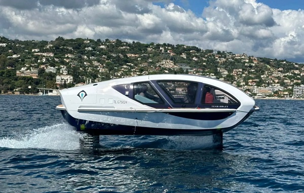 E-hydrofoil vodný taxík Smart Bubble.