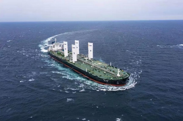 Štyri relatívne skromné 40-metrové plachty znížia spotrebu paliva supertankeru New Aden o takmer 10 % na dlhých plavbách.