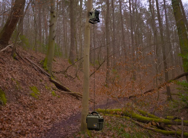 V tomto scenári sa systém BMT Sparrow používa na doručenie nákladu medzi stromami v lese.