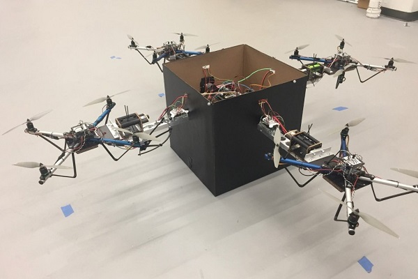 Tím teraz prispôsobuje systém tak, aby v prípade zlyhania motora jedného dronu mohli ďalšie drony kompenzovať výpadok, aby udržali náklad vo vzduchu.