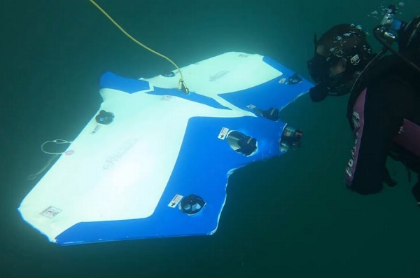 Súčasný prototyp podvodného dronu SeaSearcher, ktorý sa testuje na Floride.