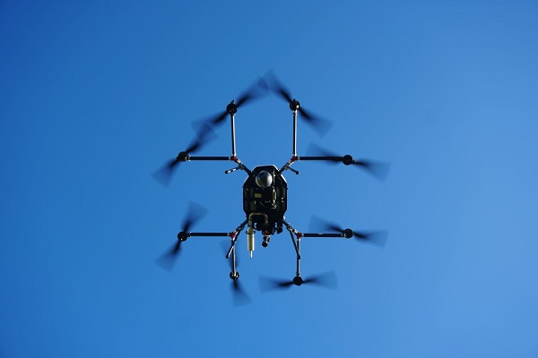 Upravený dron Perimeter 8 s hybridným pohonom letel od východu do západu slnka a získal nový rekord vo výdrži.