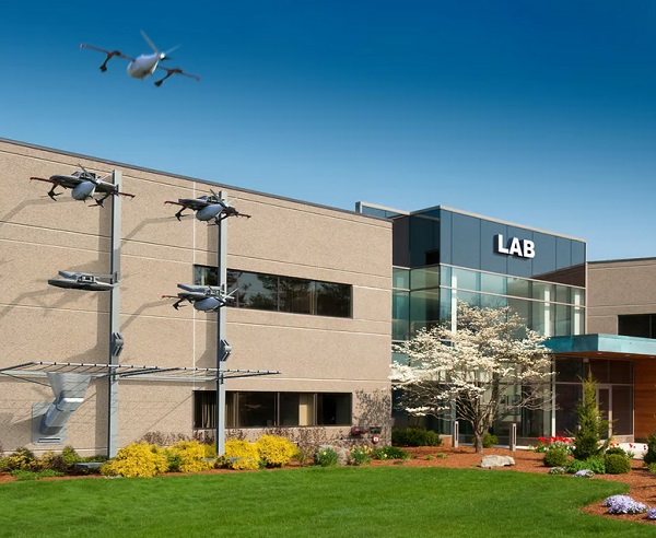 Viacero dronov Platform 2 Zip by mohlo priletieť a odletieť z rôznych miest, napríklad z lekárskych laboratórií.