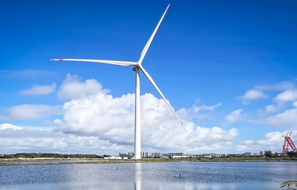 Predchádzajúce najväčšie zariadenie spoločnosti Dongfang, 18 MW veterná turbína s výškou 280 metrov. Zatiaľ neexistujú žiadne snímky dokončenej novej 26 MW veternej turbíny.