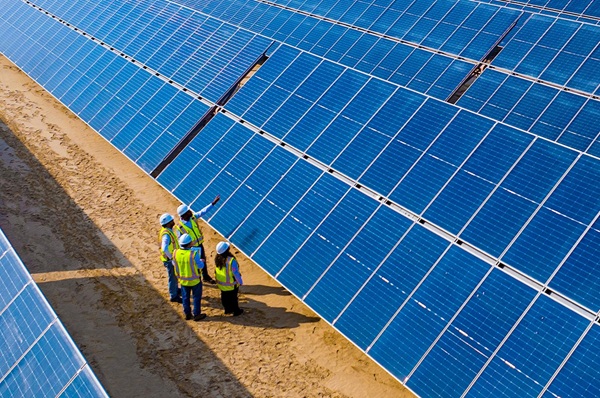 Spoločnosť Masdar tvrdí, že jej pripravovaná solárna elektráreň v Abú Zabí bude vôbec prvým projektom s nepretržitou prevádzkou solárnej fotovoltaickej elektrárne a batériového úložiska.