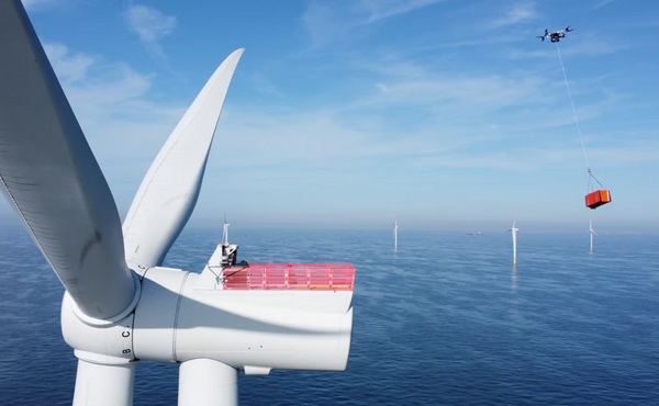 Dron na presun ťažkého nákladu prepravuje dôležité zásoby k turbínam na pobrežnej veternej elektrárni Borssele 1&2.