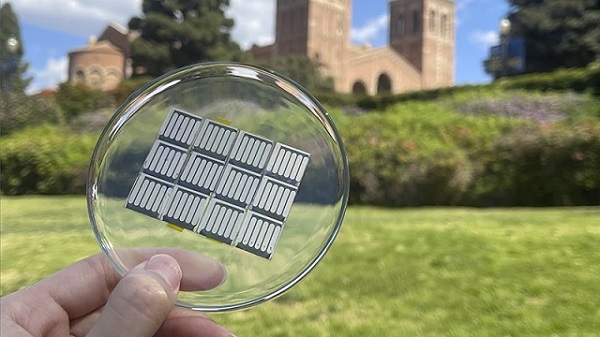Vzorka perovskitového solárneho článku ošetreného novou povrchovou úpravou na zlepšenie jeho stability na slnečnom svetle.