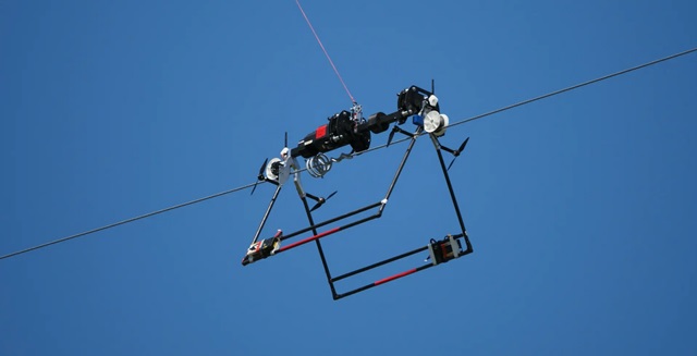 Hoci je robot Mini LineFly pripevnený k dronu pomocou lana, obe zariadenia sa ovládajú nezávisle.
