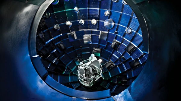 Cieľová komora NIF v Národnom laboratóriu Lawrenca Livermora, kde laserový fúzny prístup dosiahol v decembri 2022 vedecký prielom.