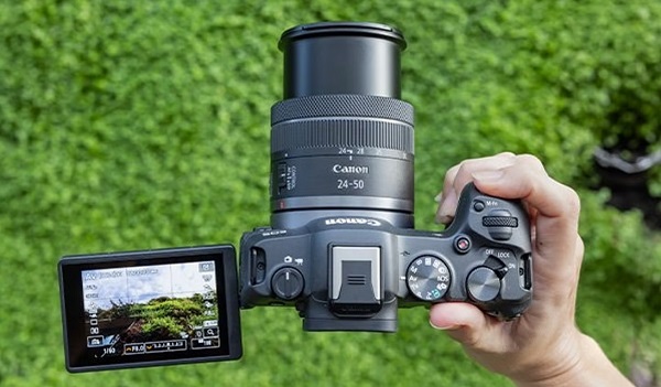 Plnoformátový bezzrkadlový fotoaparát Canon EOS R8.