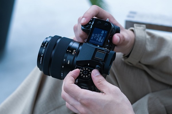 Kompaktný bezzrkadlový fotoaparát stredného formátu Fujifilm GFX50S II.