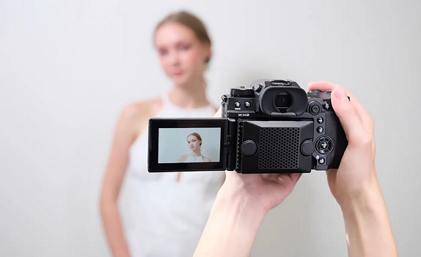 Bezzrkadlový fotoaparát Fujifilm X-H2.
