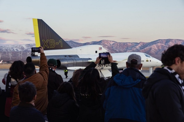 Prototyp nadzvukového lietadla XB-1 spoločnosti Boom Supersonic prekonal zvukovú bariéru.