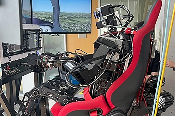 Výskumníci vytvorili PIBOT-a, prvého humanoidného robotického pilota na svete.